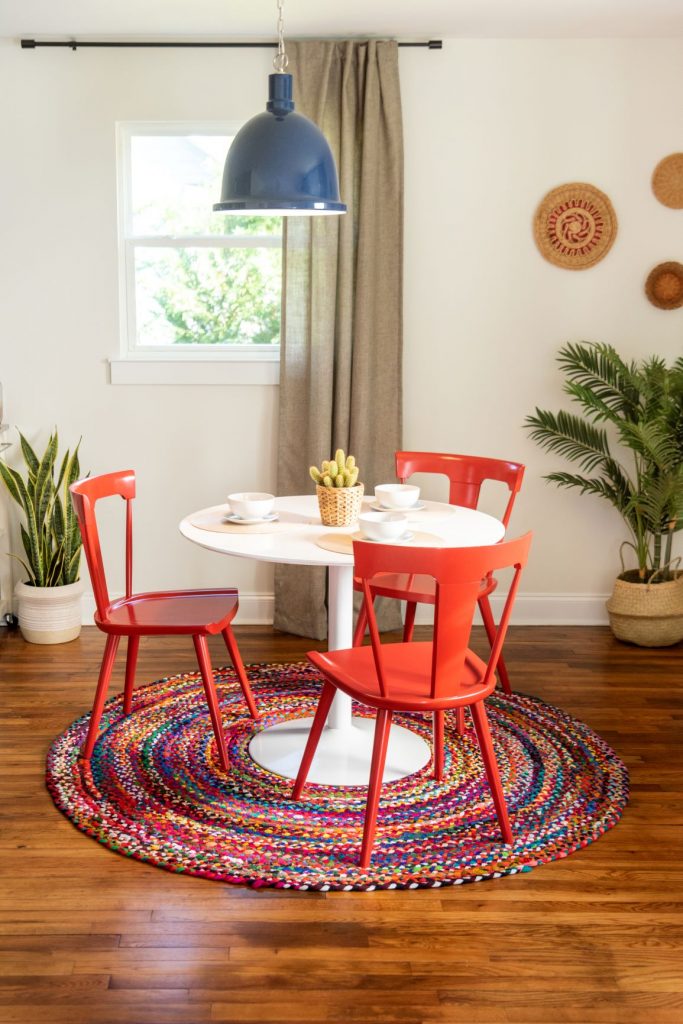 Simple Rules For Dining Room Rugs, What Takes Up Less Space A Round Or Rectangle Tablet